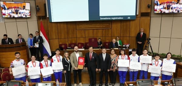 Senado paraguayo rinde homenaje a jóvenes destacados en competencia internacional de robótica