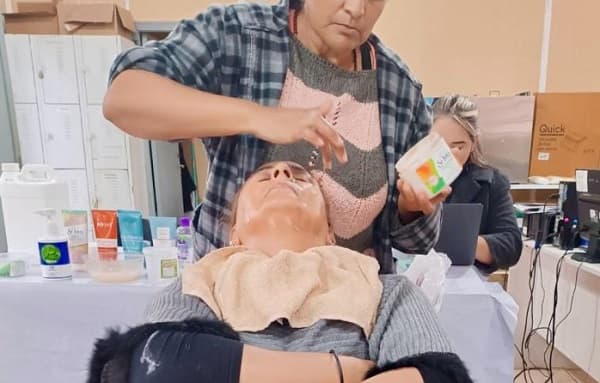 Mujeres privadas de libertad aprenden cosmetología y maquillaje en Ciudad del Este