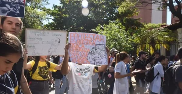 Trabajadores marchan en su día contra atropellos laborales