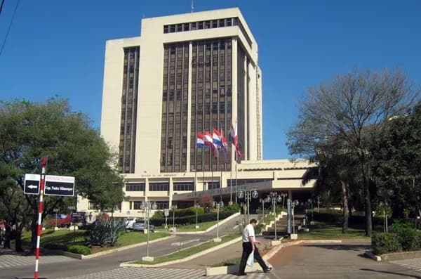 Asunción sufre por falta de obras mientras Nenecho mantiene congelados fondos de royalties