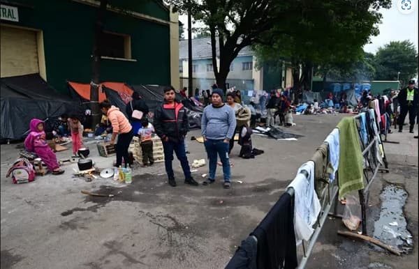 Niños indígenas y sus familias protestan ante el INDI por derechos básicos