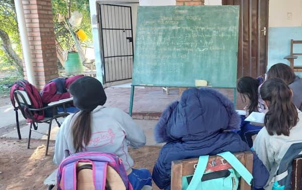 Estudiantes de Chaco’i dan clases bajo un árbol debido a la falta de infraestructura