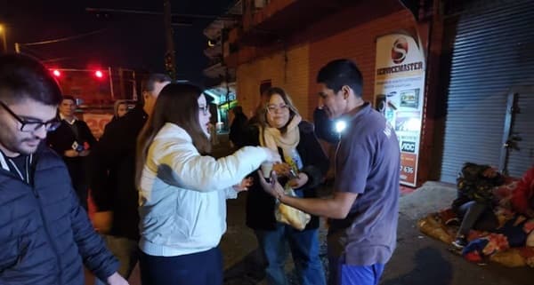 Jóvenes asisten a personas en situación de calle ante ola de frío