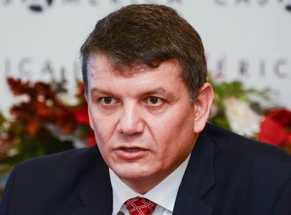 Stark promete vender propiedades de COPACO para pagar deudas ante reclamos de empleados