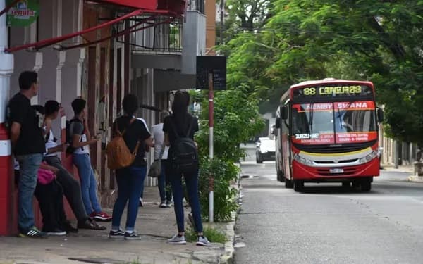 Ante el paro de transportistas, Peña ordenó garantizar buses para los pasajeros