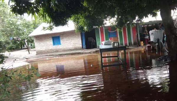 Pobladores de Tacuaras enfrentan duras condiciones por inundaciones en Ñeembucú
