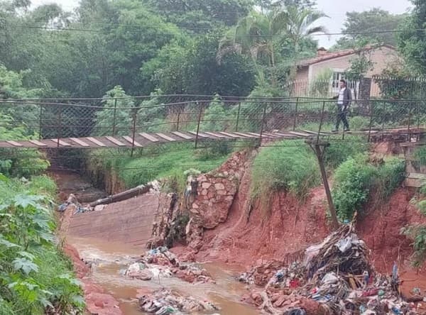 Vecinos de San Antonio claman por puente tras quedar aislados por clausura municipal