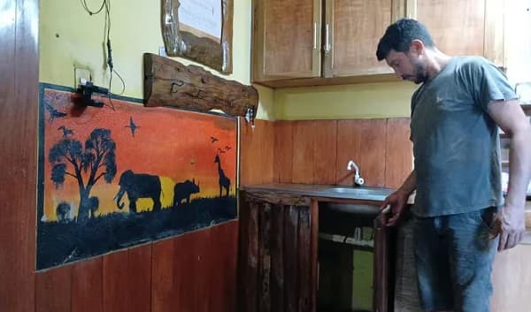 Joven emprendedor se destaca con su arte en carpintería