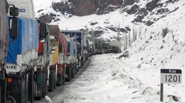 Camioneros paraguayos varados en Argentina por tormenta de nieve cumplen 15 días a la espera