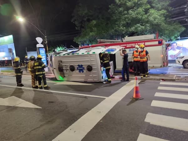 ¡Increíble! Ambulancia y camioneta de Salud Pública protagonizan choque