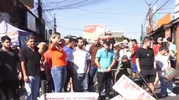 Comerciantes cierran calle en protesta por clausura de galería en Mercado 4 de Asunción