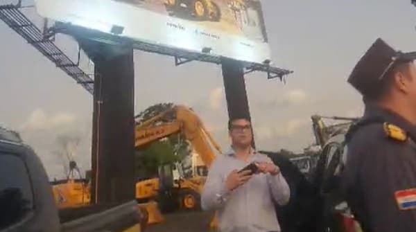 Inspector de Caminera escupe a conductor “prepotente” en discusión