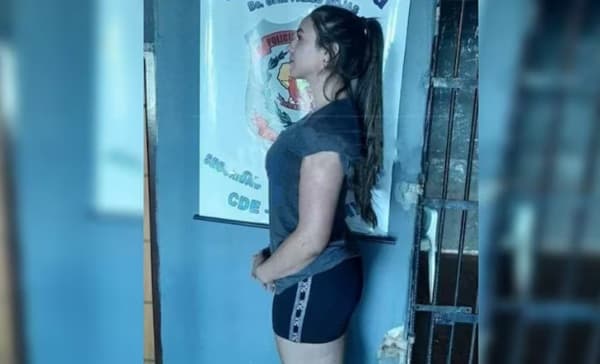 Arrestan a exreina de belleza por múltiples cargos legales