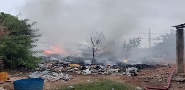 Voraz incendio en Tablada Nueva afecta visibilidad en la Costanera de Asunción