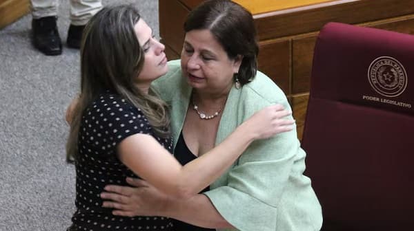 Senadora impulsa campaña por retorno de Kattya González al Congreso