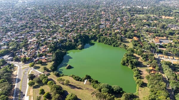 Controversia por aprobación de gasolinera cerca de la Laguna Tacumbú en Asunción
