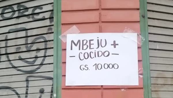 Joven vende mbeju para financiar beca en Reino Unido