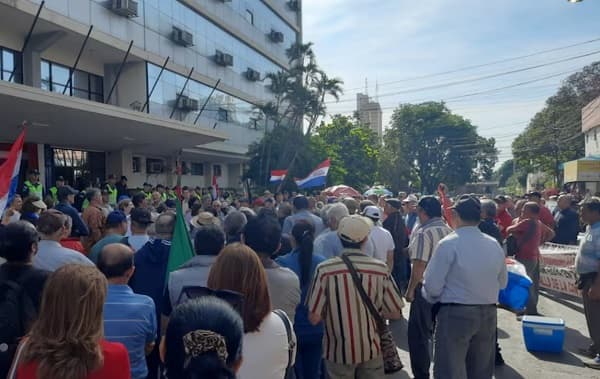 Asegurados del IPS protestan contra fusión con el Ministerio de Salud