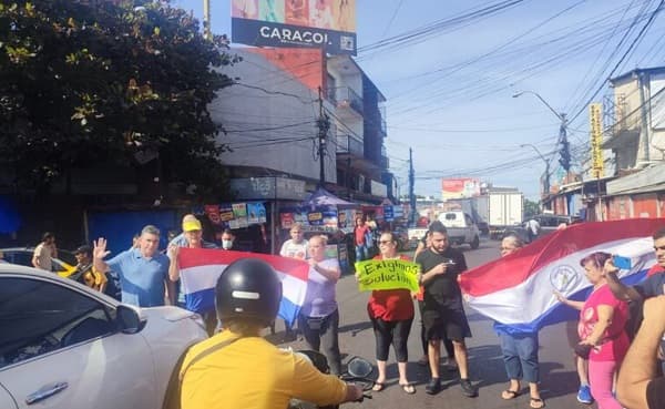 Protesta en el Mercado 4: comerciantes cierran calle Pettirossi por problemas de cloaca