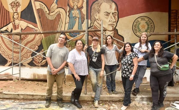 Vecinos de Asunción embellecen plaza con mural