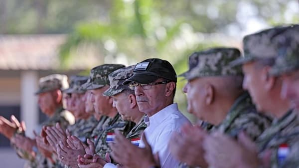 Ministro de Defensa modera su postura ante presión de las Fuerzas Armadas 
