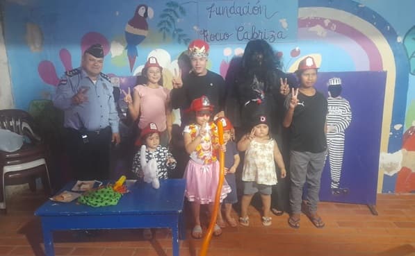 Policías llevan alegría a niños con leucemia en San Juan Ára