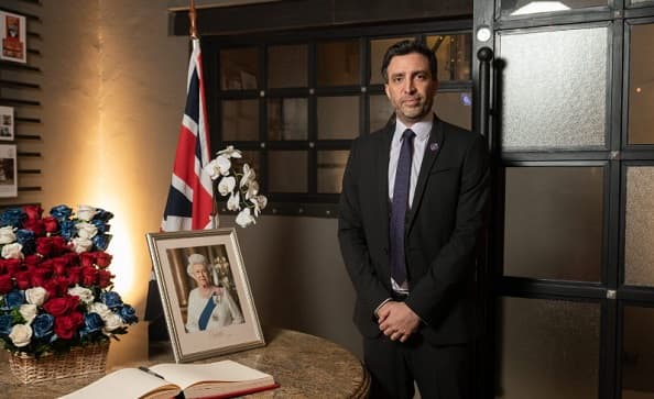 Embajador británico busca últimas aventuras antes de partir