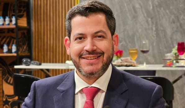 Latorre resalta logros y omite polémica de nepotismo en informe