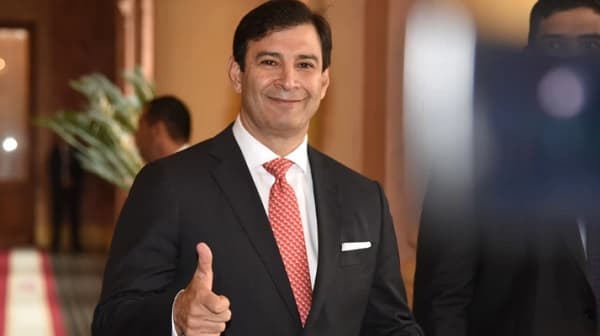 Ovelar culmina mandato en el Senado cantando “La media vuelta”