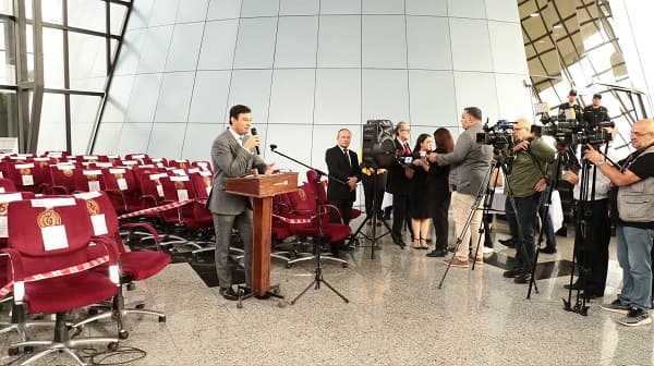 Congreso subasta sillones usados para equipar colegio técnico