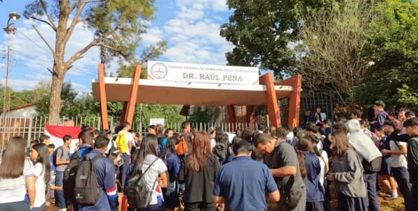 Estudiantes toman colegio en Caacupé y exigen renuncia de directora