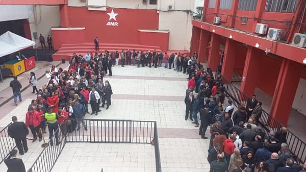 Multitudinario festejo para Horacio Cartes en sede partidaria