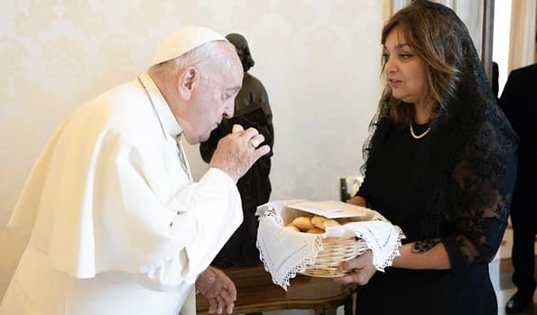 Papa Francisco recibe chipa paraguaya en emotiva despedida