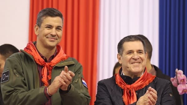 Santiago Peña visitó a Horacio Cartes en el Hospital Migone