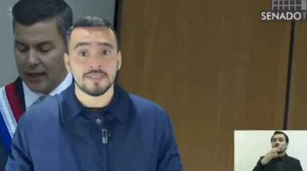 Intérprete de lenguaje de señas denuncia falta de pago de la Presidencia