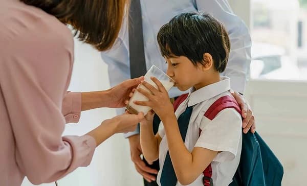 Denuncian a directora por obligar a consumir leche a niño intolerante