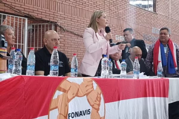 Lizarella promete viviendas dignas en medio de controversias por su mansión