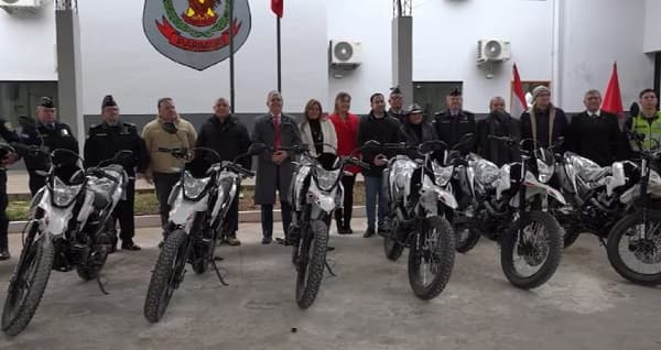 Vecinos de San Lorenzo donan motocicletas a la Policía Nacional