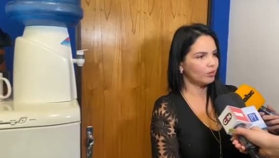 Funcionaria de diputado se atrinchera en oficina ante imputación por nepotismo