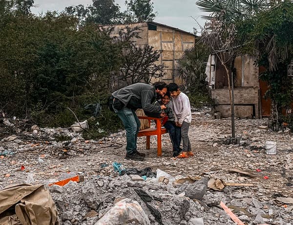 Pulitzer retrata asentamientos para campaña de TECHO Paraguay
