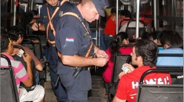 Policía intensifica controles en buses para frenar ola de asaltos