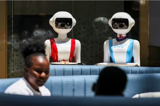Kenia inaugura el primer restaurante con camareras robot