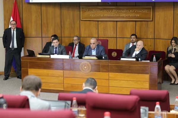 Senado aprueba comisión ‘anti-lavado’ con mira en medios críticos