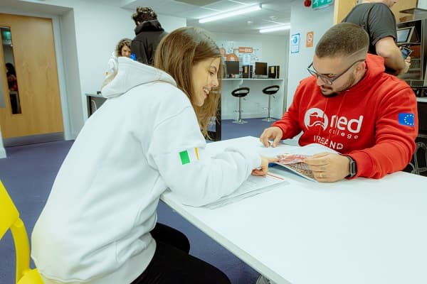 Irlanda ofrece 400 becas para estudiar inglés: Oportunidad única