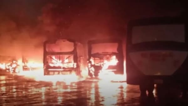 Incendio destruye ocho buses de la Línea 37-B en Asunción