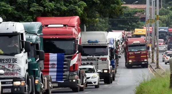 Camioneros anuncian huelga de 15 días por incumplimiento de ley
