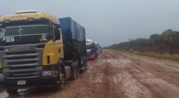 Caos en ruta PY05: cientos de camiones atrapados en el Chaco
