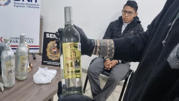 Caen 10 kilos de droga en equipaje de supuesto diácono mexicano