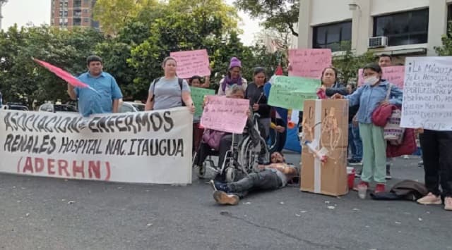 Pacientes renales exigen máquinas de diálisis funcionales