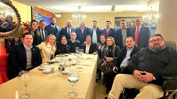 Cartista agita reunión con Santi: “Solo el que carga el cajón sabe lo que pesa el muerto”